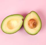Avocado  Sie schmeckt in Salaten, auf Toast oder im Sandwich. Das Problem der Avocado aber: Sie oxidiert und wird dann schnell unansehnlich braun. Daher ist braune Avocado auf Toast nicht die beste Wahl fürs Frühstück im Hotelbett.