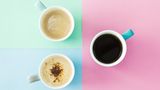 Kaffee  Der Gedanke an Kaffee aufs Zimmer zu bestellen, ist nicht verwerflich. Aber denken wir einen Moment darüber nach: Filterkaffee, der vom Personal gebracht wird, steht vermutlich schon Stunden in der Kaffeemaschine. Deshalb sollte man sich seinen Kaffee lieber selber zubereiten. Mit dem Wasserkessel im Zimmer. Auch wenn man dafür das Bett verlassen muss.