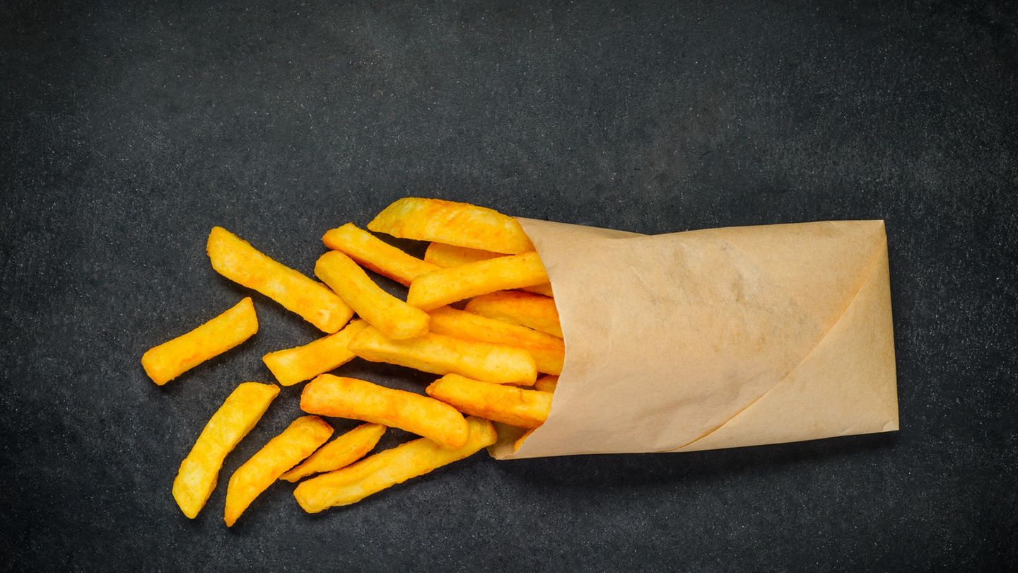 Frittiertes  Pommes frites sind gar keine gute Idee. Sind sie zu Anfang noch kross und warm, enden sie auf dem Teller im Bett vermutlich kalt, matschig und fahl.