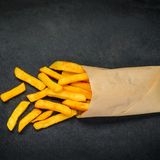 Frittiertes  Pommes frites sind gar keine gute Idee. Sind sie zu Anfang noch kross und warm, enden sie auf dem Teller im Bett vermutlich kalt, matschig und fahl.