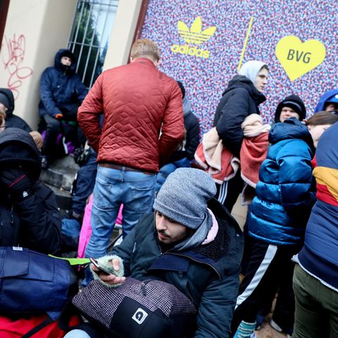 Leute campen vor einem Schuhladen in Berlin. Der Schuh wurde bereits im Vorhinein bei Ebay für 10.000 Dollar angeboten.