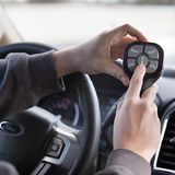 Die Steuerung der beiden Schaufeln erfolgt über einen Hand-Controller