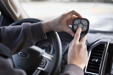 Die Steuerung der beiden Schaufeln erfolgt über einen Hand-Controller