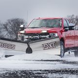 Der Boss DXT Schneepflug schiebt die weiße Pracht ohne Probleme zur Seite