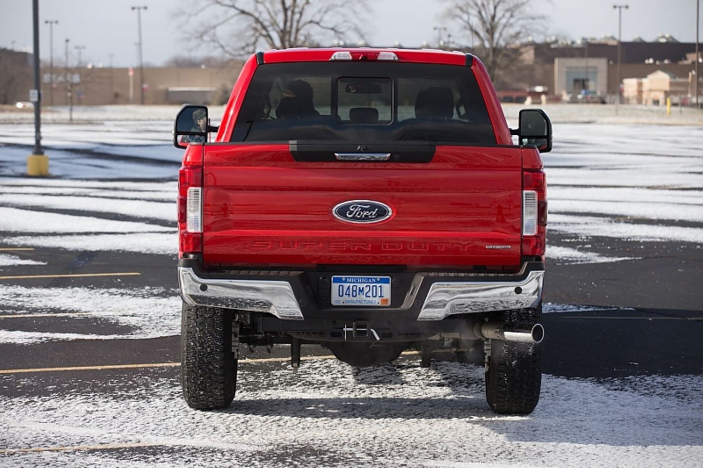 Wenn die Schaufeln auf den Untergrund knallen, hebt es den F-350 Super Duty Pickup aus den Federn