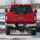 Wenn die Schaufeln auf den Untergrund knallen, hebt es den F-350 Super Duty Pickup aus den Federn