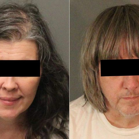 Polizeifotos zeigen links eine Frau und rechts einen Mann, die ihre 13 Kinder in Kalifornien gefangen gehalten haben sollen