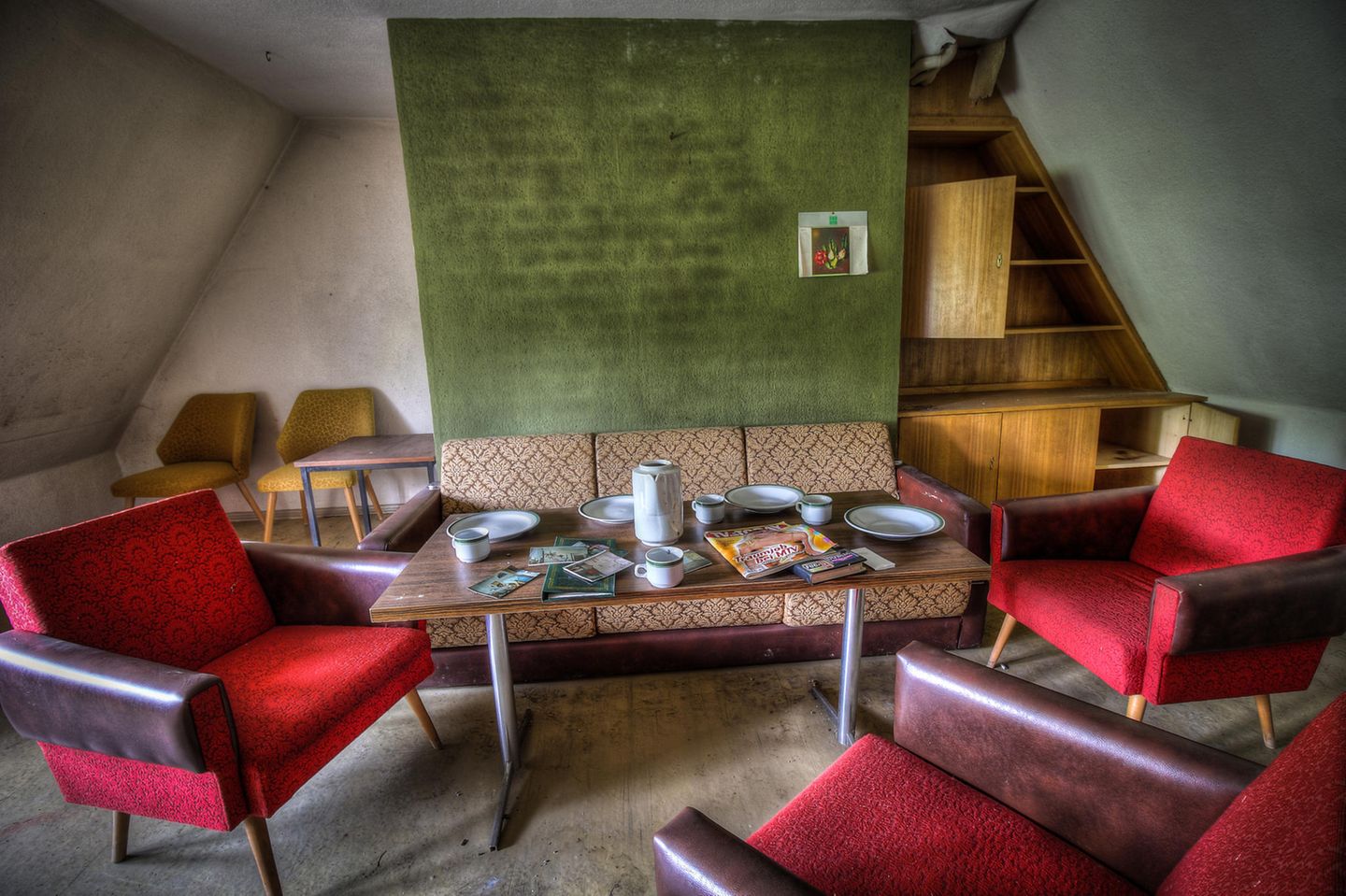 FDGB-Heim "Max Niklas"  Einblick in eines der Zimmer des nach der Wende "Kaiserhof" genannten Hotels, das noch nicht vom Vandalismus in Mitleidenschaft gezogen wurde.