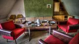 FDGB-Heim "Max Niklas"  Einblick in eines der Zimmer des nach der Wende "Kaiserhof" genannten Hotels, das noch nicht vom Vandalismus in Mitleidenschaft gezogen wurde.