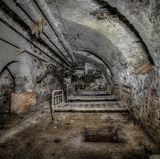 Spezialheim in Sachsen  Später wurde daraus eine "Korrektionsanstalt für kriminelle Kinder". Sie mussten teilweise in diesen Katakomben schlafen.