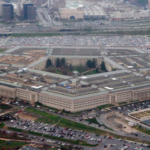 Eine Luftaufnahme zeigt das Pentagon mit seinem fünfeckigen Grundriss in Washington D.C.