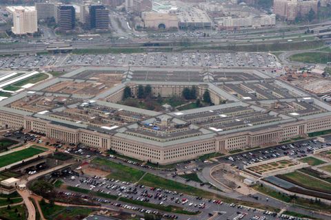 Eine Luftaufnahme zeigt das Pentagon mit seinem fünfeckigen Grundriss in Washington D.C.