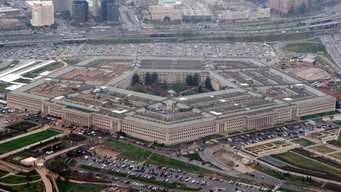 Eine Luftaufnahme zeigt das Pentagon mit seinem fünfeckigen Grundriss in Washington D.C.