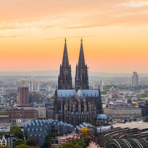 In Köln sind große Firmen wie Rewe, Ford und Lanxess zu Hause. Gesucht werden laut Stepstone insbesondere Finanzspezialisten, Marketingexperten und Vertriebler.  Fachkräftenachfrage/monatliche Stellenanzeigen je 100.000 Einwohner: 745