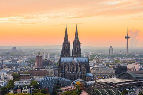 In Köln sind große Firmen wie Rewe, Ford und Lanxess zu Hause. Gesucht werden laut Stepstone insbesondere Finanzspezialisten, Marketingexperten und Vertriebler.  Fachkräftenachfrage/monatliche Stellenanzeigen je 100.000 Einwohner: 745