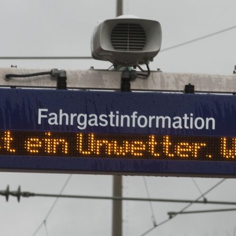 Anfang Januar waren Zugstrecken wegen des Sturms "Burglind" gesperrt worden. Jetzt zieht "Friederike" auf.