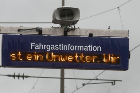 Anfang Januar waren Zugstrecken wegen des Sturms "Burglind" gesperrt worden. Jetzt zieht "Friederike" auf.