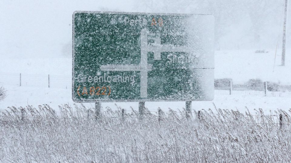 Ein Straßenschild auf der A9 in Perthshire in Schottland ist im Schneegestöber kaum zu sehen