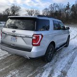 Die Heckklappe schwingt weit auf