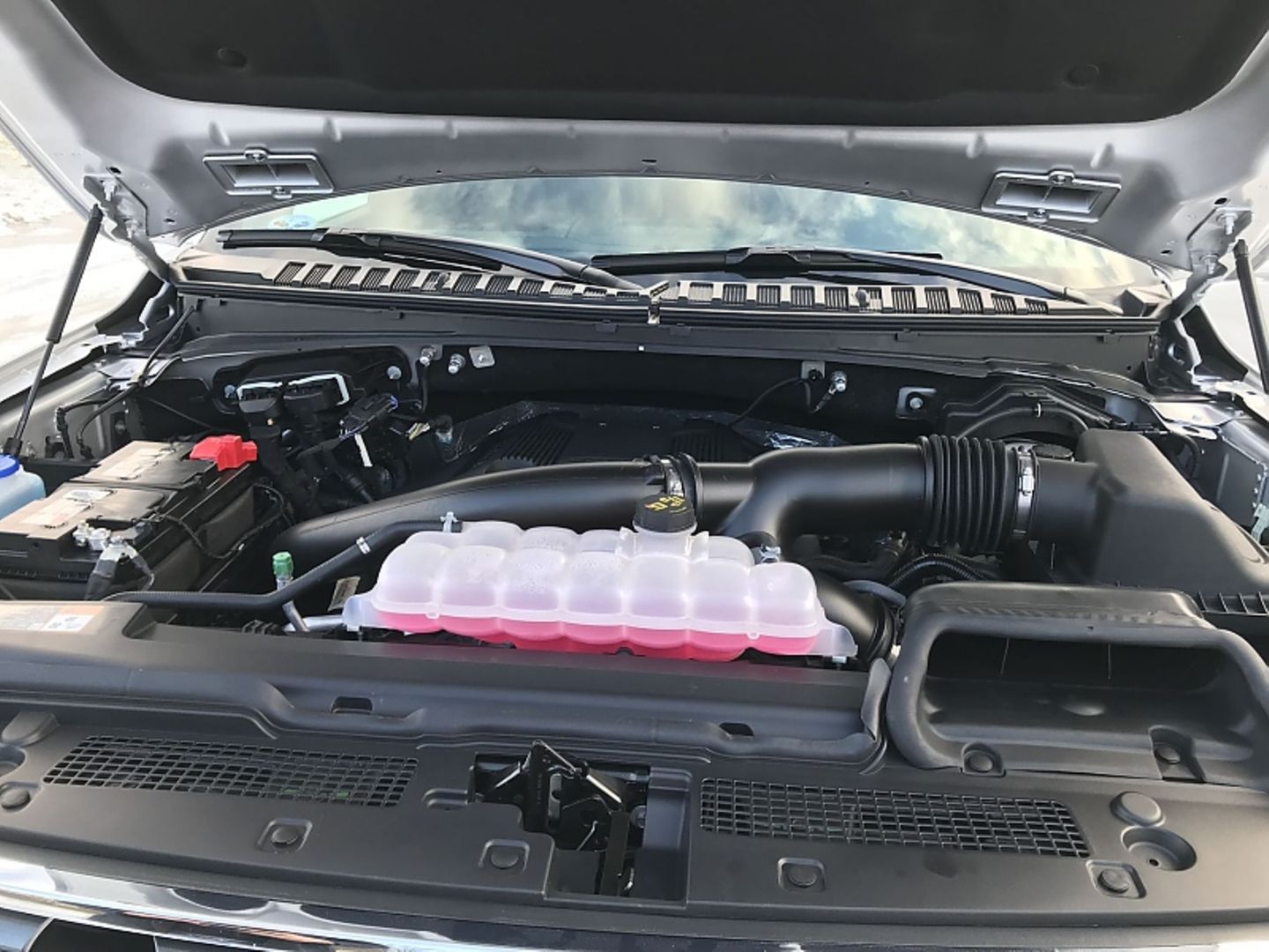 Der 3,5 Liter V6-Motor kommt mit dem Schwergewicht gut klar