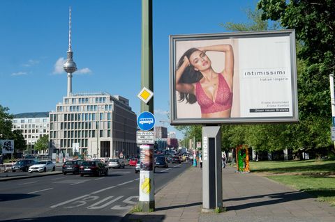 Werbung an einer Hauptstraße in Berlin