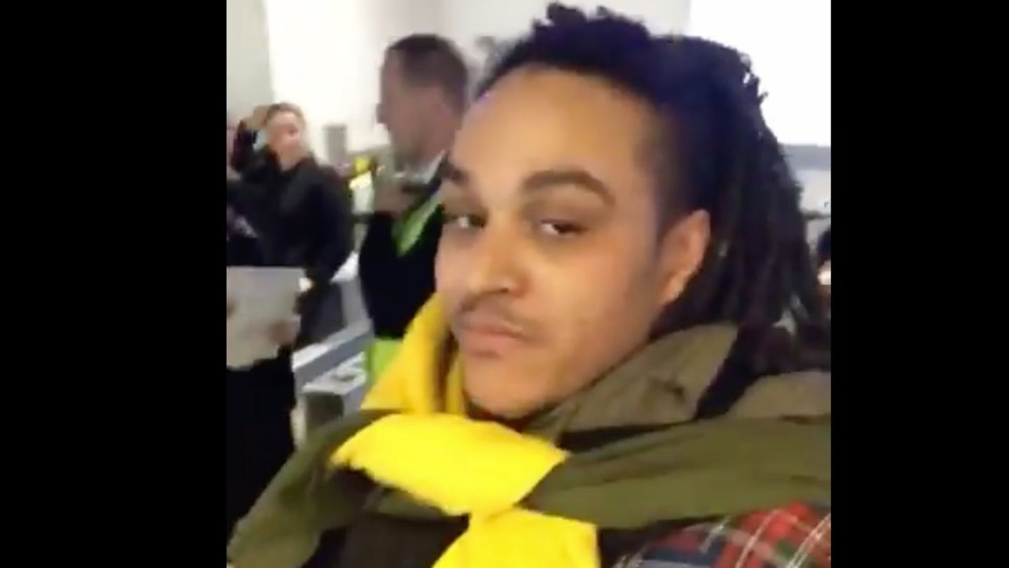 Der Brite Ryan Carney Williams hatte Ärger am Flughafen in Island. Das Resümee: Erst nach vier Tagen durfte er an Bord einer Maschine gehen, um zurück nach London zu fliegen.