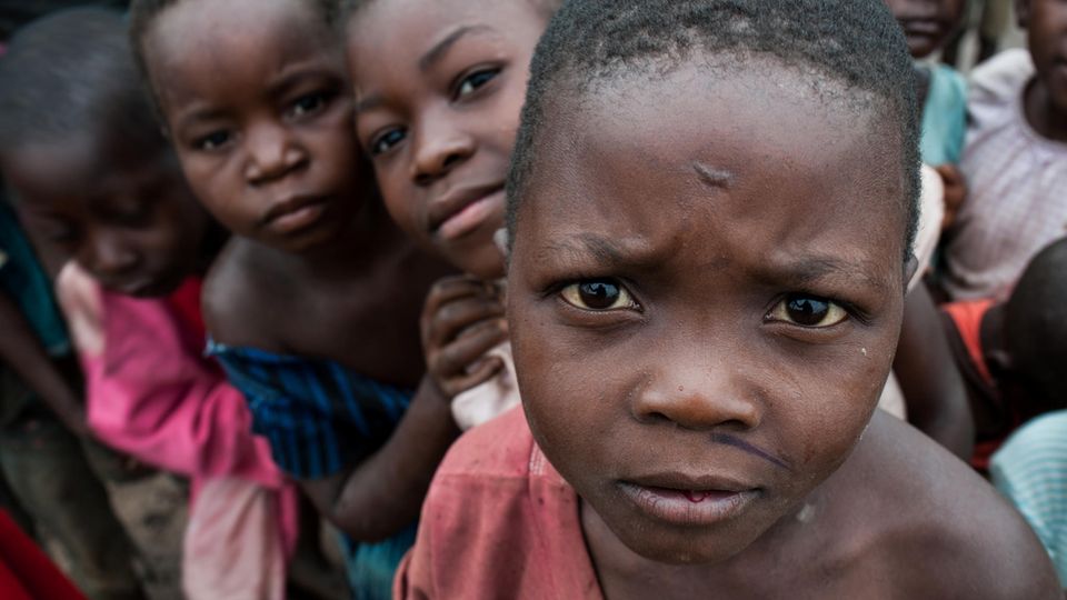 Kinder in einem Flüchtlingsdorf im Kongo