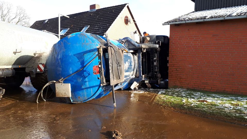nachrichten deutschland - gülle-traktor umgekippt