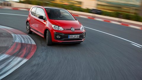 Das Fahrwerk hält den VW up! GTI auch in schnellen Kurven gut in der Spur