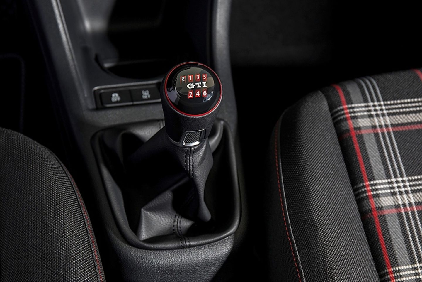 Über eine 6-Gang-Handschaltung wird im VW up! GTI die Kraft an die Vorderräder geleitet