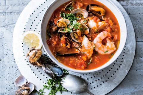 Fisch, Garnelen und Schalentiere in duftendem Tomaten- und Gemüsesud