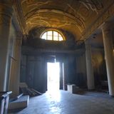 "Obschon die Kirche entweiht wurde, spricht ihr weithin unverändertes Aussehen immer noch deutlich von ihrer sakralen Bedeutung. Altäre, Statuen und Wandmalereien zieren das Kircheninnere", so der Makler