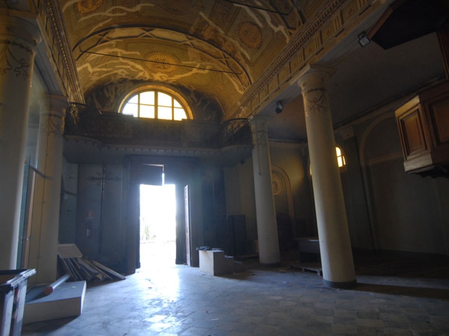 "Obschon die Kirche entweiht wurde, spricht ihr weithin unverändertes Aussehen immer noch deutlich von ihrer sakralen Bedeutung. Altäre, Statuen und Wandmalereien zieren das Kircheninnere", so der Makler