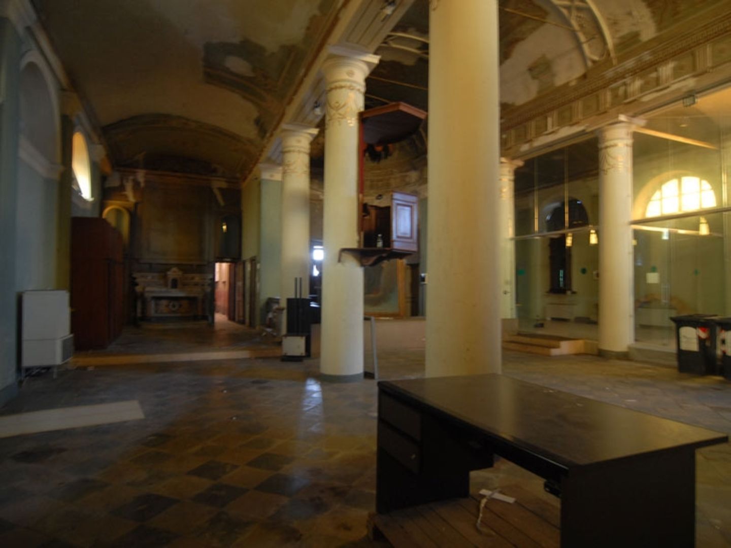 Kirche in Turin "Die früheste Erwähnung des Orts als eine Andachtsstätte stammt aus dem 11. Jahrhundert. Im 15. Jahrhundert werden die Pfründe der 'Sassi' erwähnt, im Jahr 1584 wird ein Pfarrhaus mit 'Seelenheilungsaufgaben' genannt. Sein heutiges Aussehen verdankt die Kirche den zwischen den Jahren 1857 und 1869 erfolgten Umbauten", heißt es in der Immobilienanzeige.
