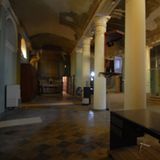 "Die früheste Erwähnung des Orts als eine Andachtsstätte stammt aus dem 11. Jahrhundert. Im 15. Jahrhundert werden die Pfründe der 'Sassi' erwähnt, im Jahr 1584 wird ein Pfarrhaus mit 'Seelenheilungsaufgaben' genannt. Sein heutiges Aussehen verdankt die Kirche den zwischen den Jahren 1857 und 1869 erfolgten Umbauten", heißt es in der Immobilienanzeige.