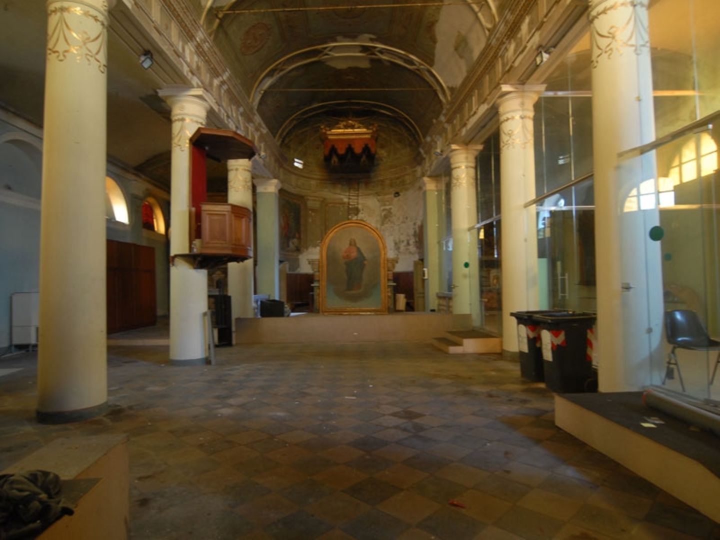 Die Kirche besteht aus drei Kirchenschiffen und einem länglichen Anbau, in dem die Sakristei untergebracht ist