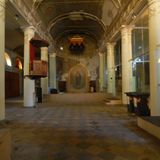 Die Kirche besteht aus drei Kirchenschiffen und einem länglichen Anbau, in dem die Sakristei untergebracht ist