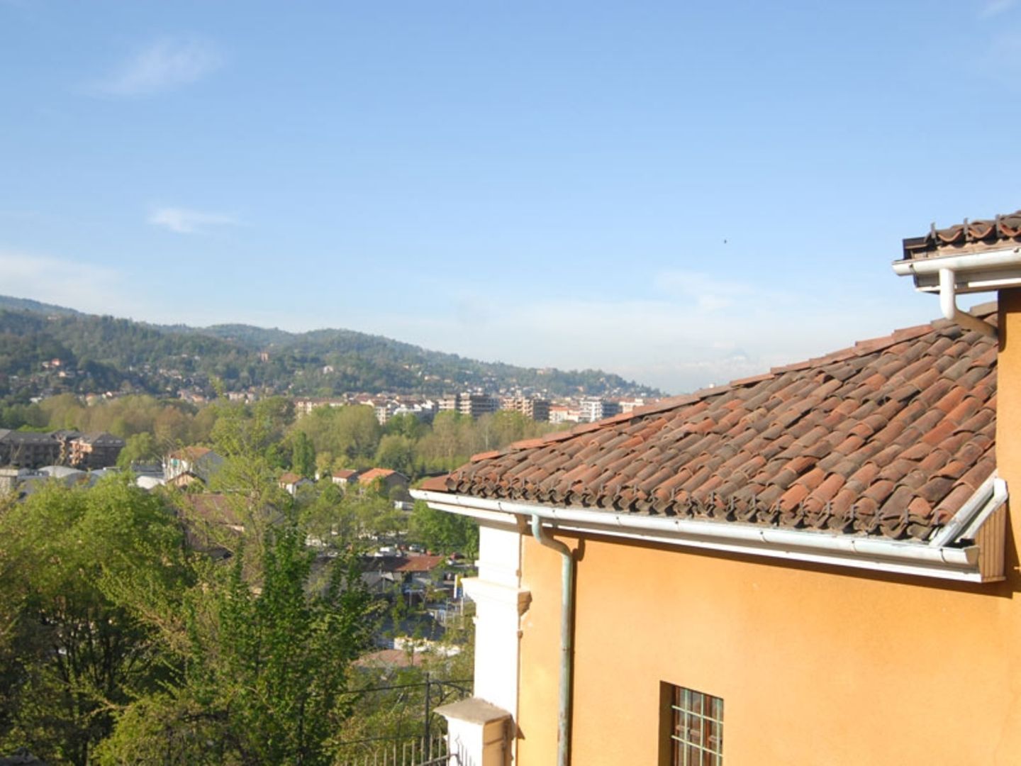 Die Kirche liegt etwas außerhalb des Stadtkerns und bietet einen schönen Blick auf Turin und die umliegenden Hügel.