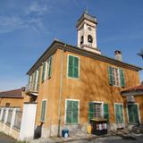 "Durch ein Tor betritt man das komplett eingezäunte Anwesen, das sich aus der Kirche mit der angebauten Sakristei, dem Pfarrhaus mit seinen zwei Etagen und Kellergeschoß, einem als Doppelgarage genutzten Außengebäude sowie ca. 2000 m² Land zusammensetzt", so der Makler.