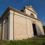 Seit einiger Zeit wird Turin als ein Hort architektonischer Schätze, weltbedeutender Sehenswürdigkeiten und kulturellen Lebens wiederentdeckt und befreit sich vom nie wirklich angemessenen Klischee einer grauen Industriemetropole", so der Makler über die Stadt Turin. Die Kirche steht östlich der Stadt auf einem Hügel.