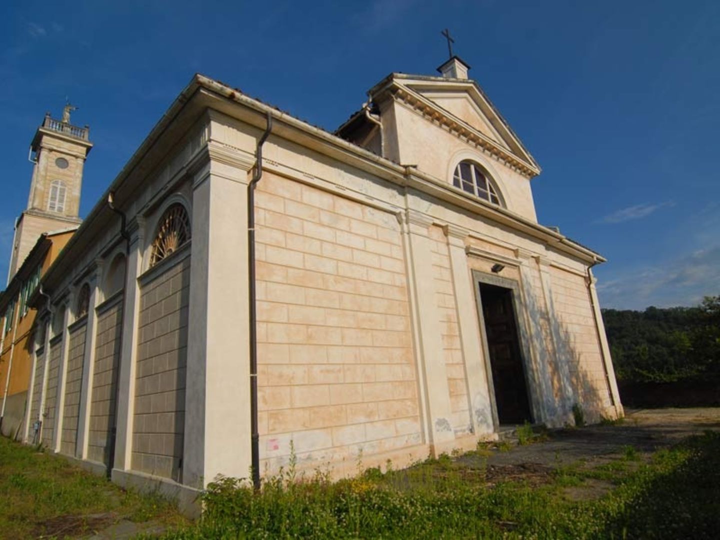Ungewöhnliche Immobilie: Seit einiger Zeit wird Turin als ein Hort architektonischer Schätze, weltbedeutender Sehenswürdigkeiten und kulturellen Lebens wiederentdeckt und befreit sich vom nie wirklich angemessenen Klischee einer grauen Industriemetropole", so der Makler über die Stadt Turin. Die Kirche steht östlich der Stadt auf einem Hügel. Seit einiger Zeit wird Turin als ein Hort architektonischer Schätze, weltbedeutender Sehenswürdigkeiten und kulturellen Lebens wiederentdeckt und befreit sich vom nie wirklich angemessenen Klischee einer grauen Industriemetropole", so der Makler über die Stadt Turin. Die Kirche steht östlich der Stadt auf einem Hügel.