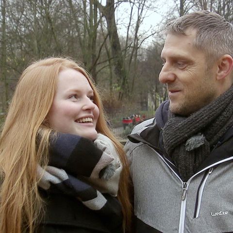 Das ungewöhnliche Paar steht nebeneinander und schaut sich in die Augen