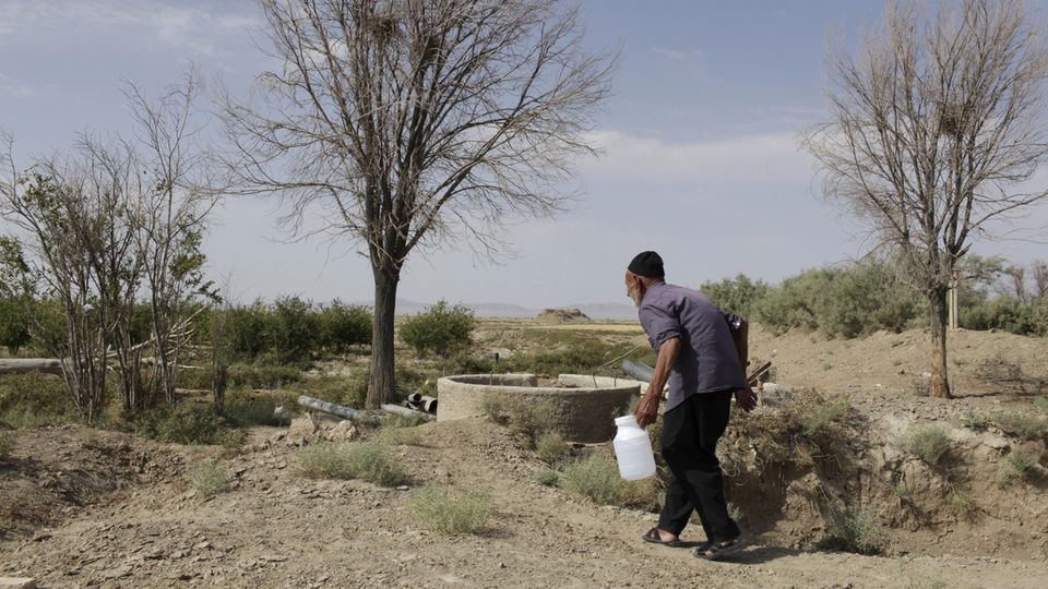 Unruhe in der Islamischen Republik: Ein Bauer an einem Brunnen in der Provinz Isfahan, das Wasser im Bohrloch ist brackig Ein Bauer an einem Brunnen in der Provinz Isfahan, das Wasser im Bohrloch ist brackig