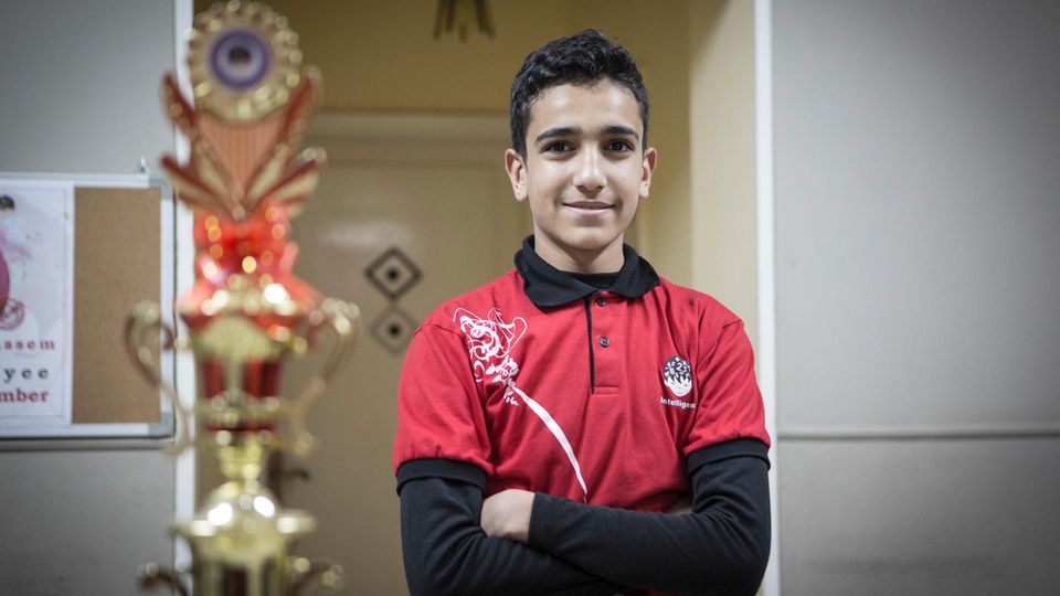 Der 13-jährige Abdel steht neben seiner Trophäe