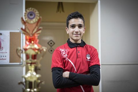 Der 13-jährige Abdel steht neben seiner Trophäe