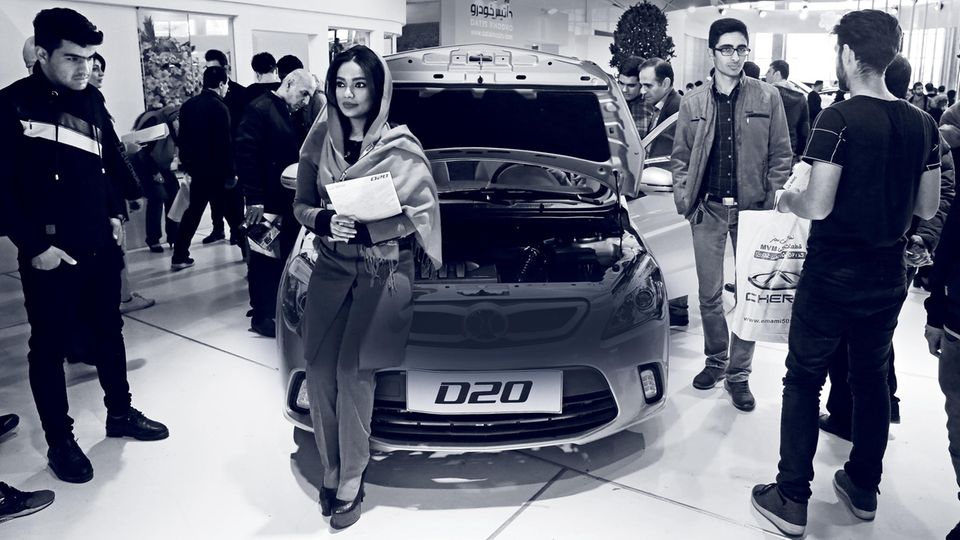 Unruhe in der Islamischen Republik: Iraner begutachten neue Modelle in einem Autosalon bei Teheran Iraner begutachten neue Modelle in einem Autosalon bei Teheran