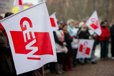 Bei einer Demonstration zeigen Lehrer die Flagge der "Gewerkschaft Erziehung und Wissenschaft" (GEW)