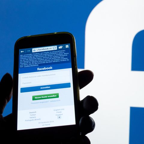Ein Smartphone vor dem Facebook-Logo.