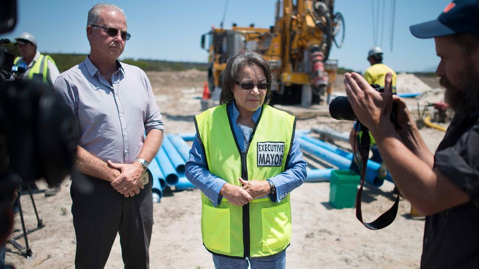 Kapstadts Bürgermeisterin Patricia de Lille besucht eine Bohrstelle für einen neuen Grundwasserbrunnen.