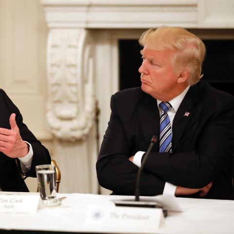 Apple-Chef Tim Cook und Donald Trump im Gespräch während eines US-Technologie-Treffens im vergangenen Jahr
